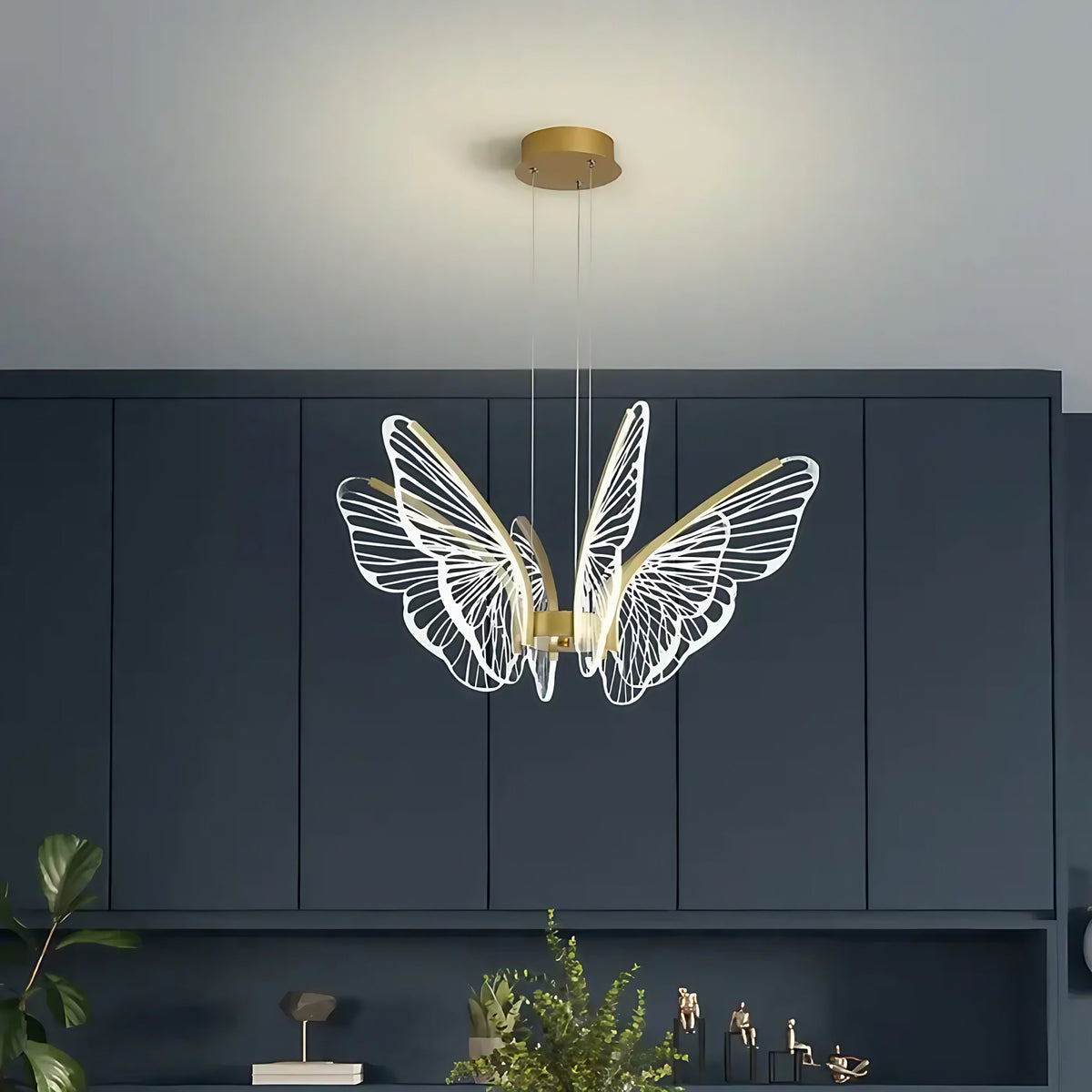 Suspension LED papillon posé sur une structure dorée