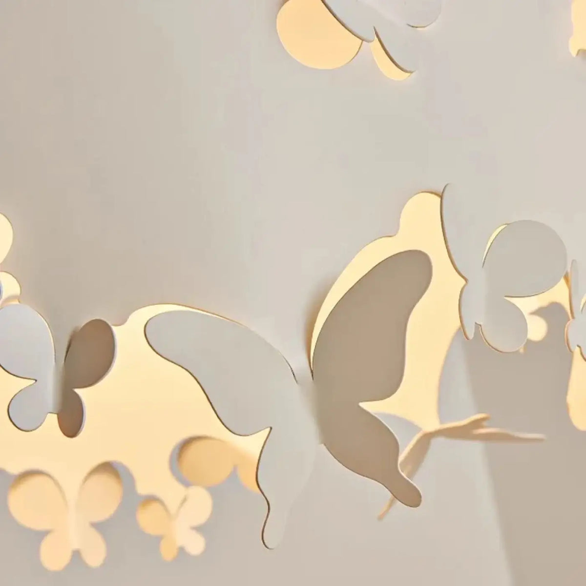 Suspension blanche à motifs papillons