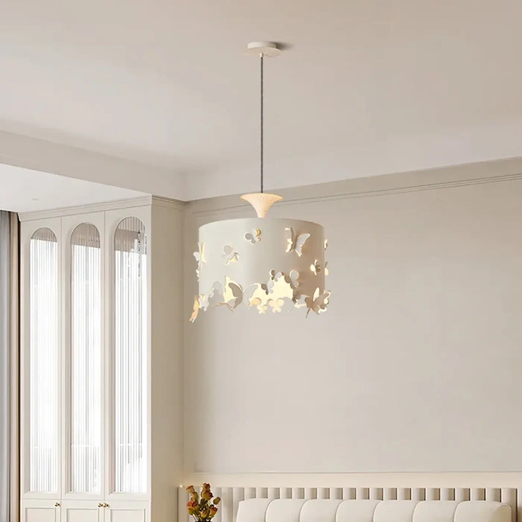 Suspension blanche à motifs papillons