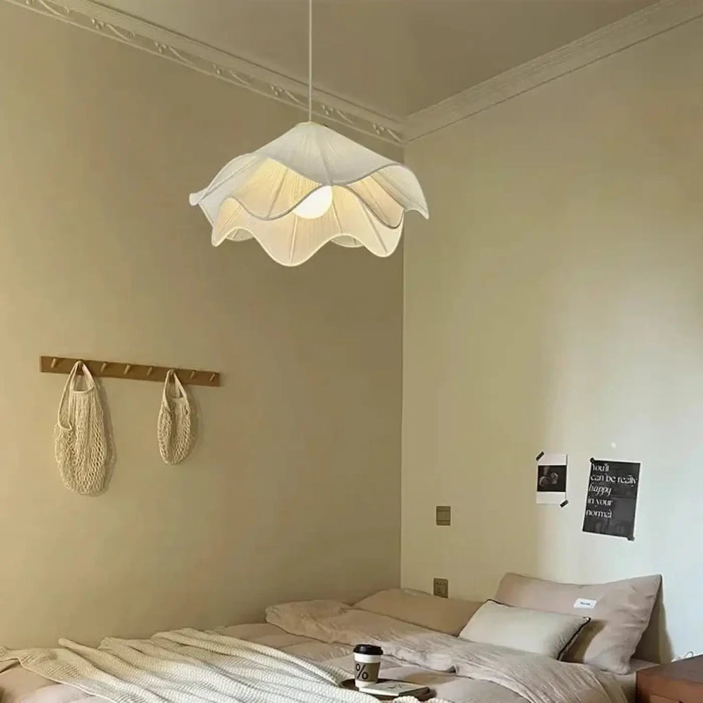 Suspension blanche aux courbes de robe de flamenco, trois tailles