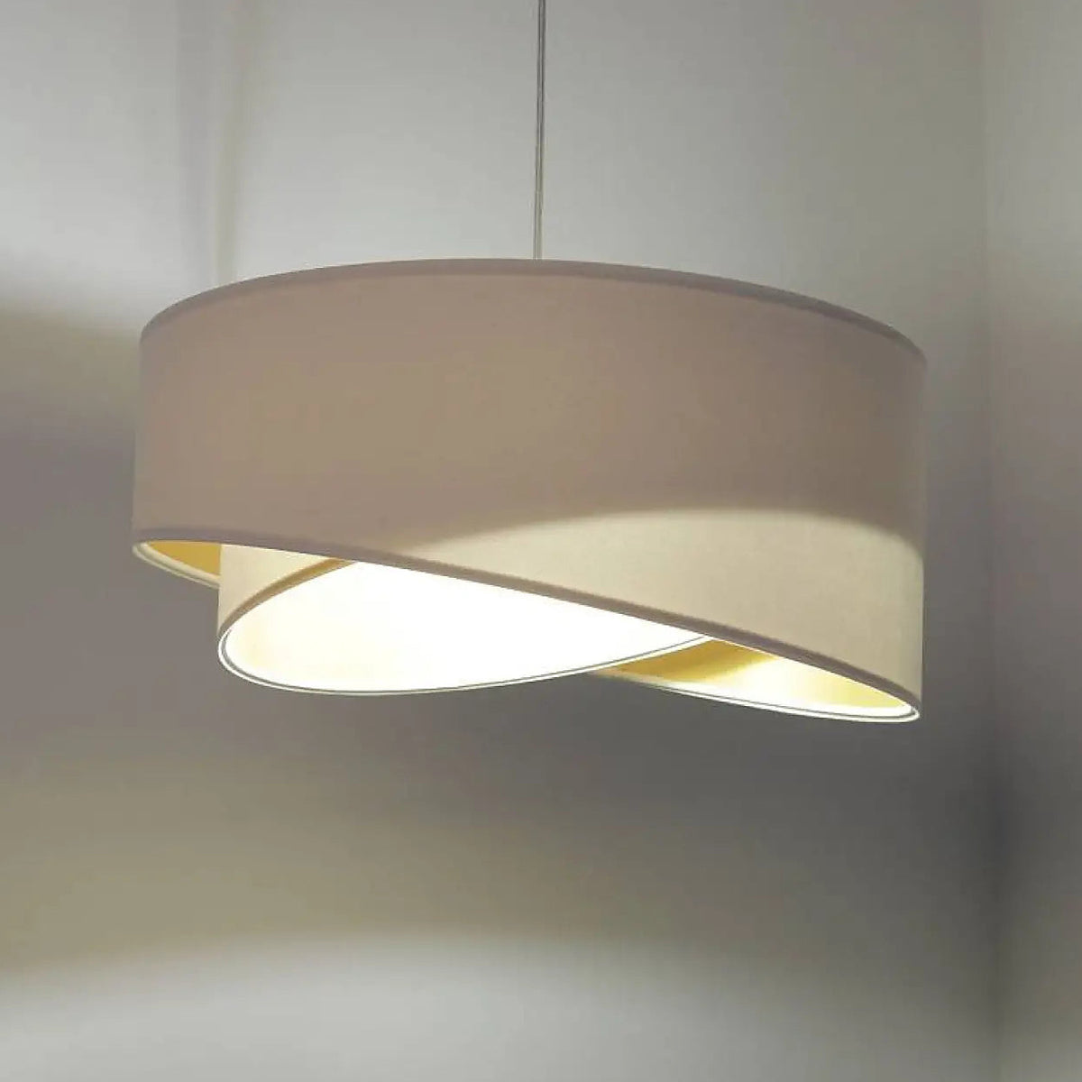 Suspension en tissu blanc à silhouette arrondie