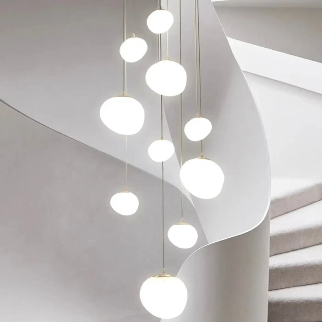 Suspension blanche pour cage d'escalier sur plusieurs étages