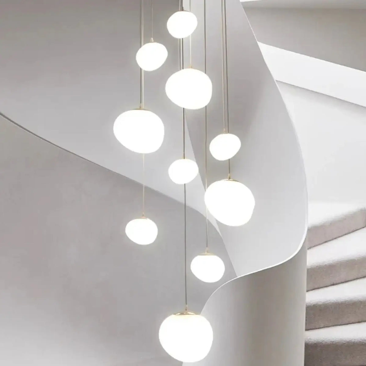 Suspension blanche pour cage d'escalier sur plusieurs étages