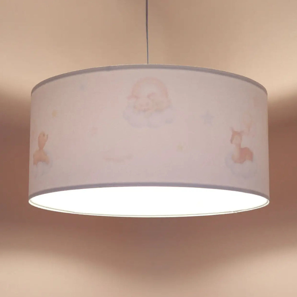 Suspension enfant blanche, faon dans les nuages à l'intérieur