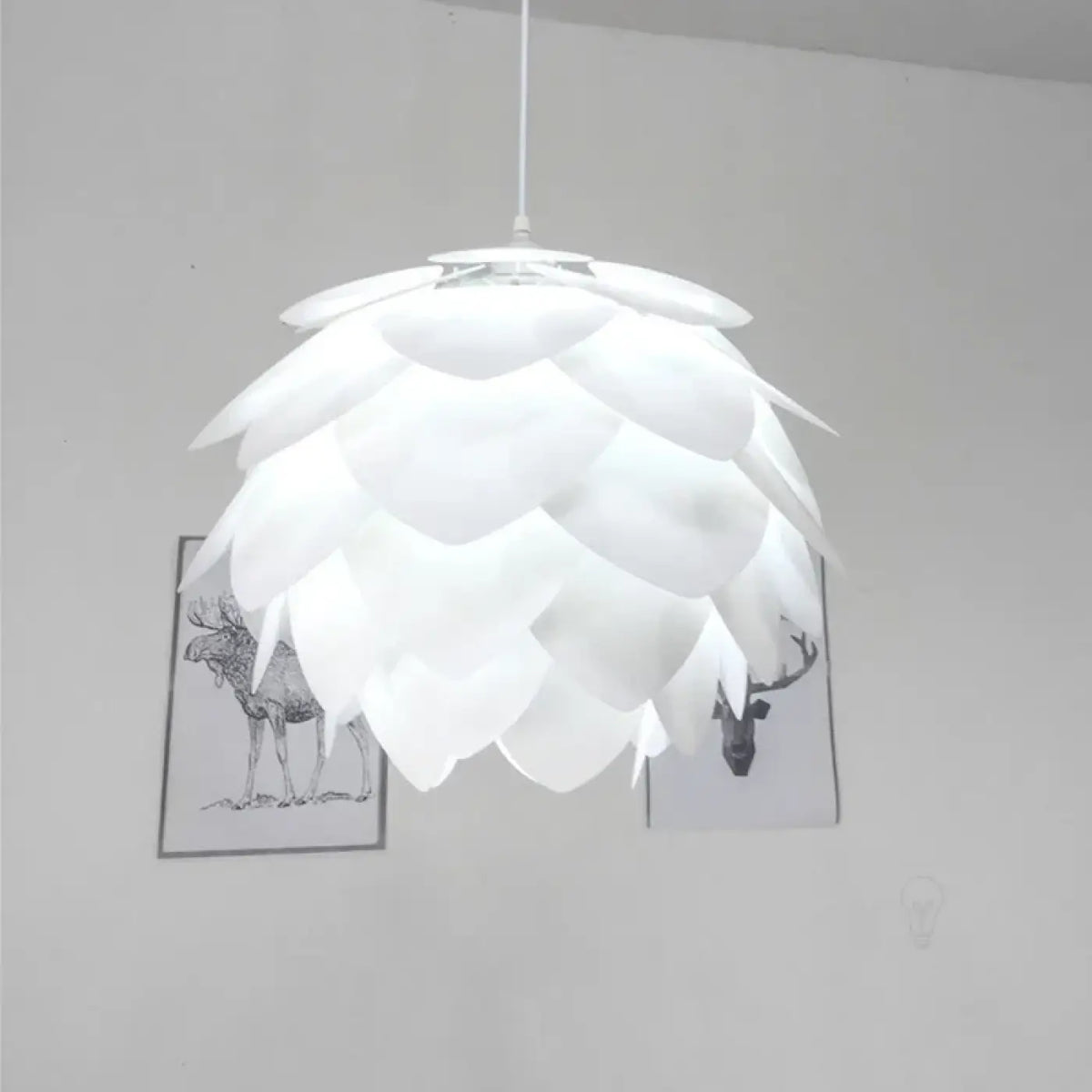 Suspension blanche en forme d'artichaut