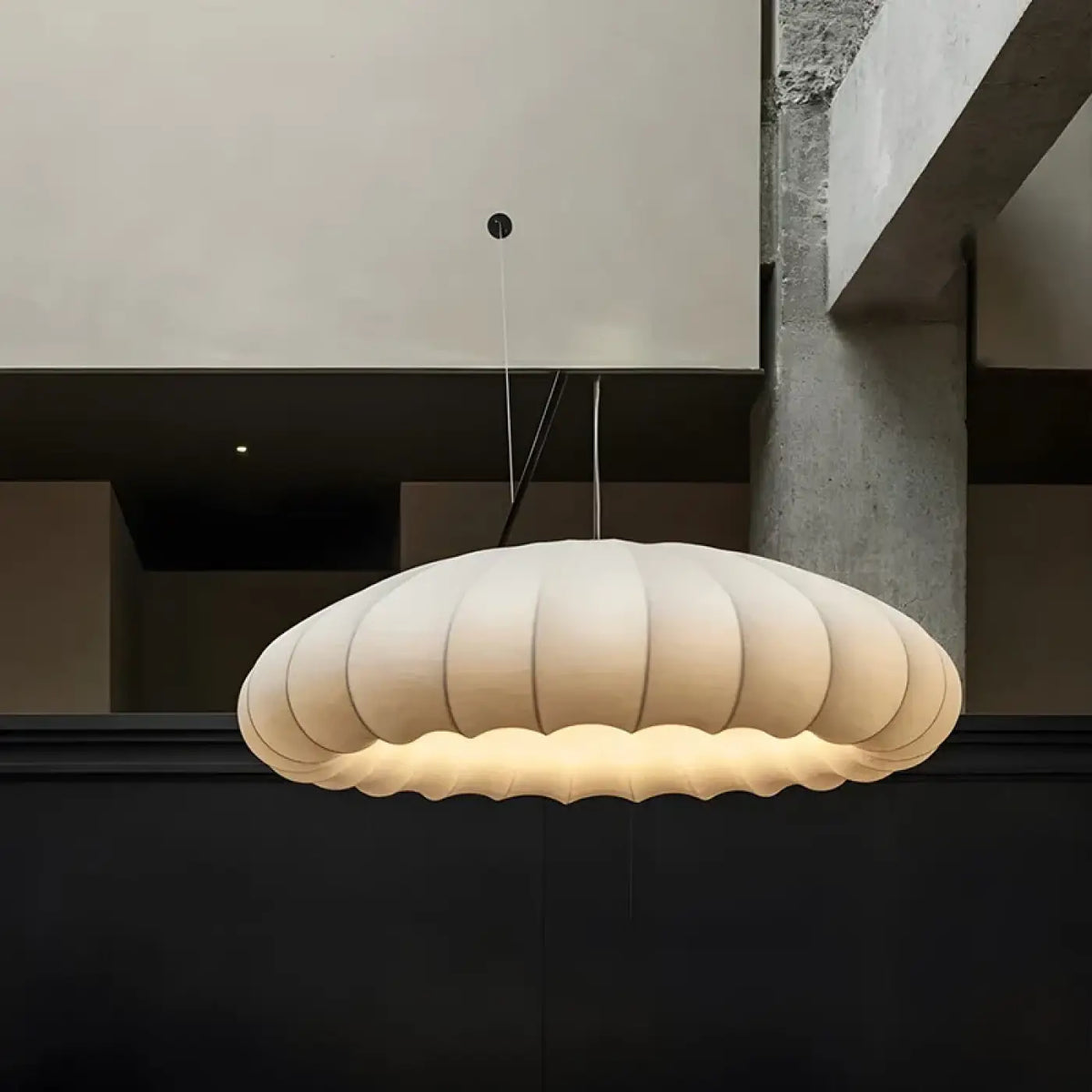 Suspension citrouille blanche aux formes arrondies