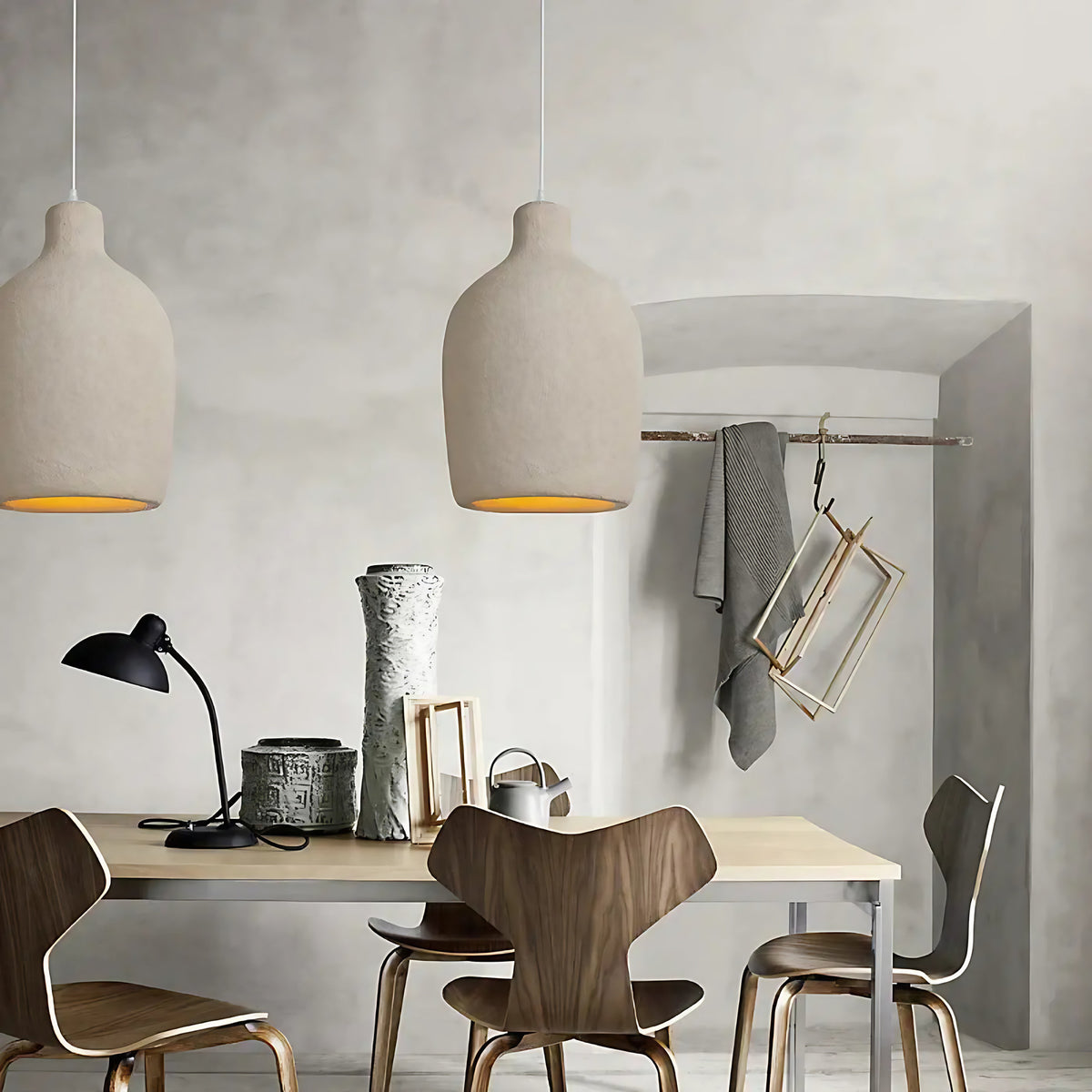 Suspension blanche minimaliste, aspect terre cuite