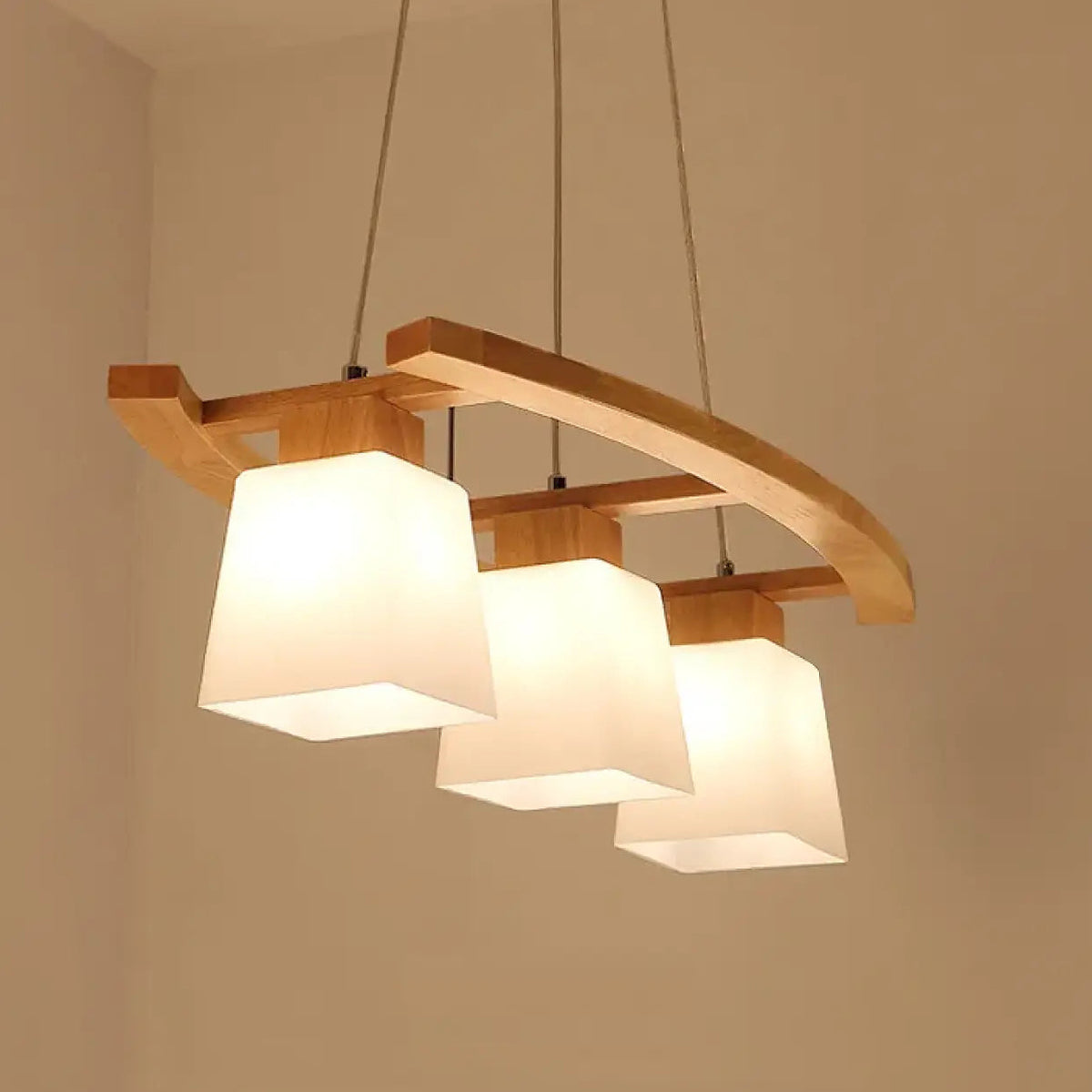 Suspension en bois naturel à lumières blanches