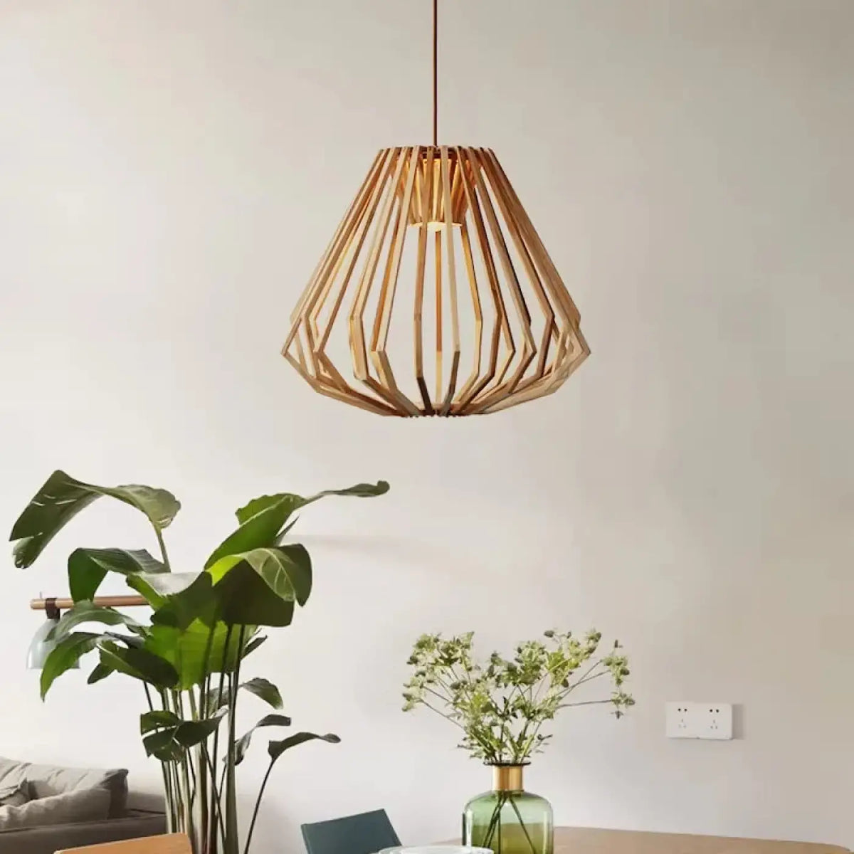 Suspension en bois naturel aux lignes géométriques, modèles A et B