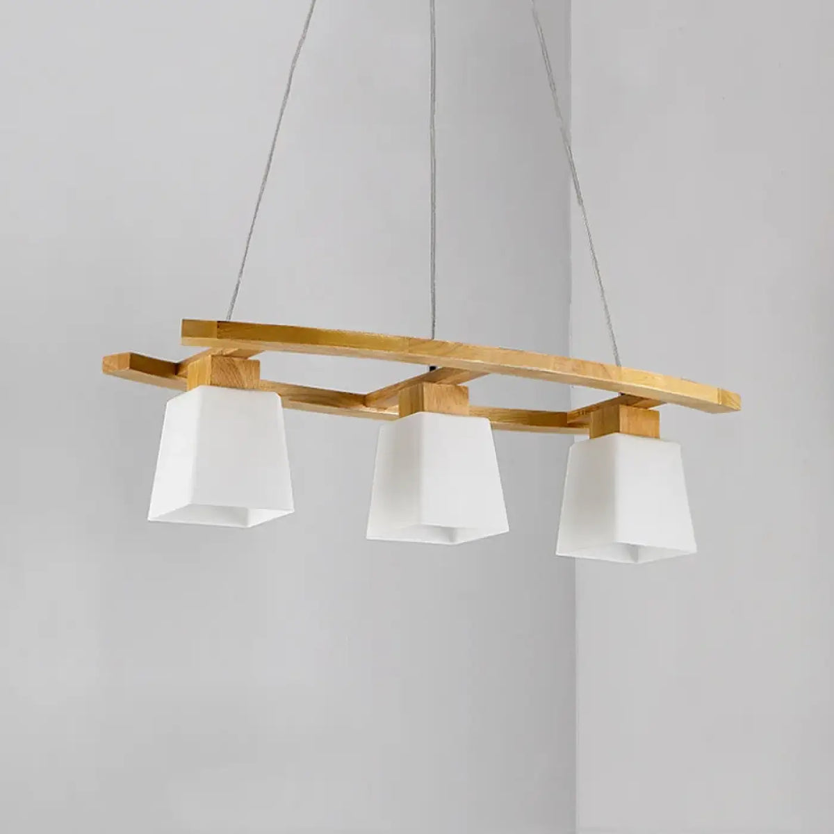 Suspension en bois naturel à lumières blanches