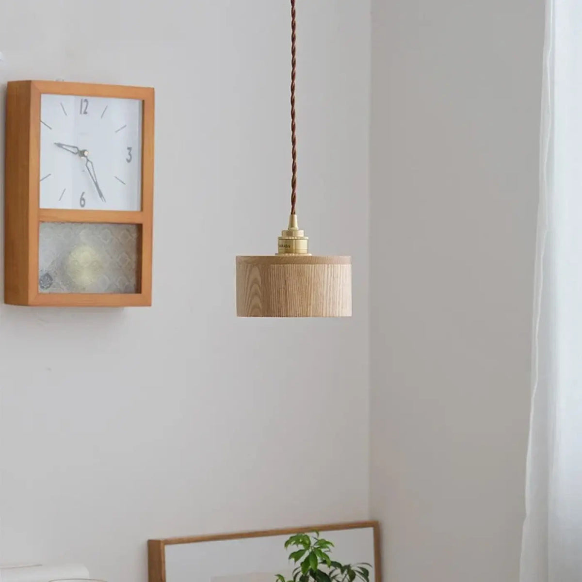 Suspension en bois de noyer et cuivre, ligne minimaliste, beige