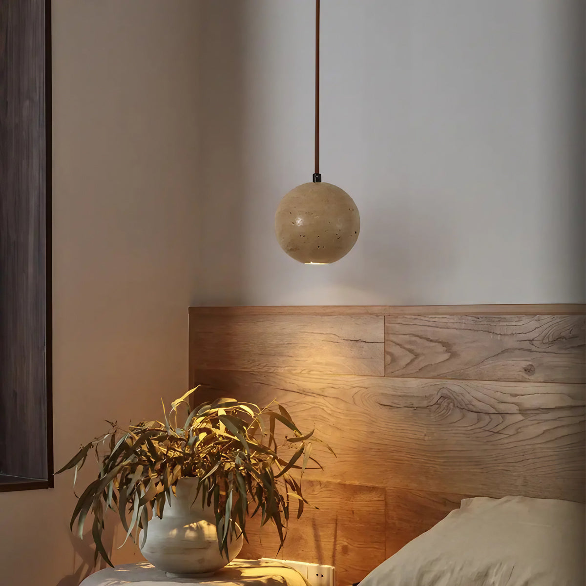 Suspension boule en pierre beige, style minimaliste