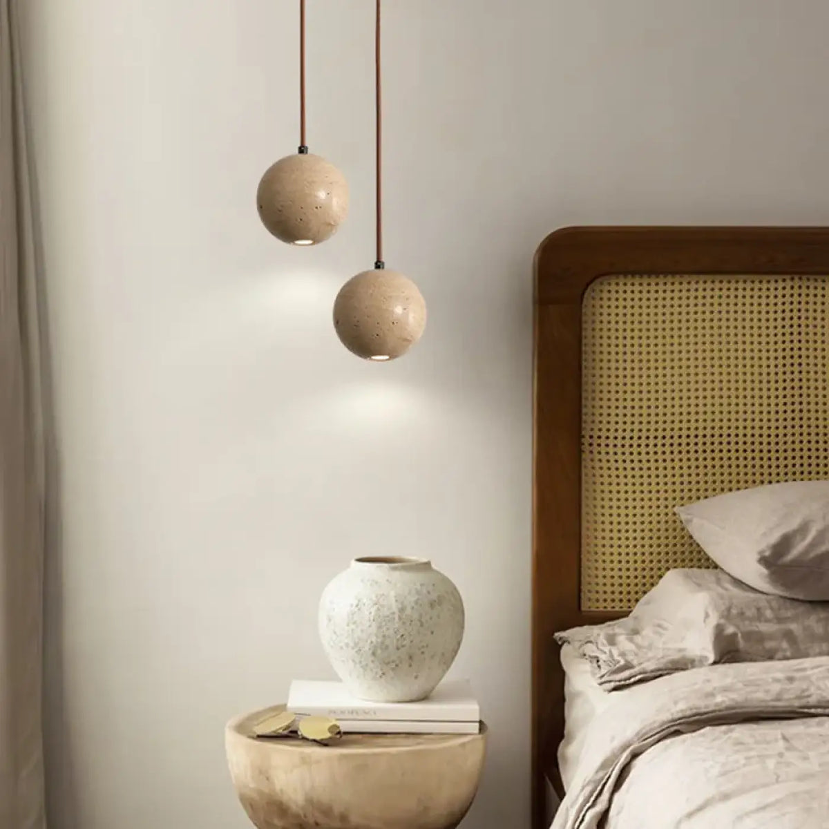 Suspension boule en pierre beige, style minimaliste