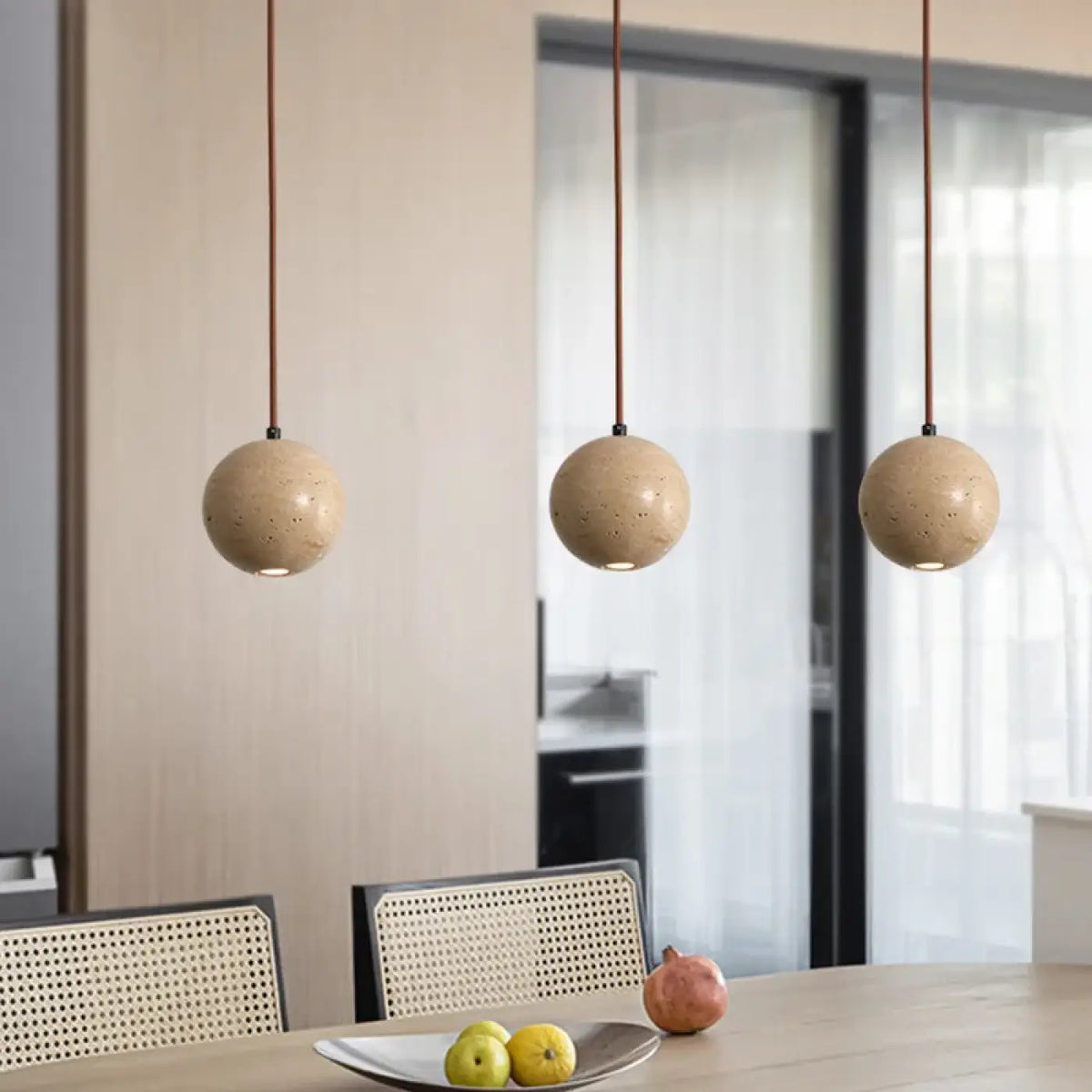 Suspension boule en pierre beige, style minimaliste