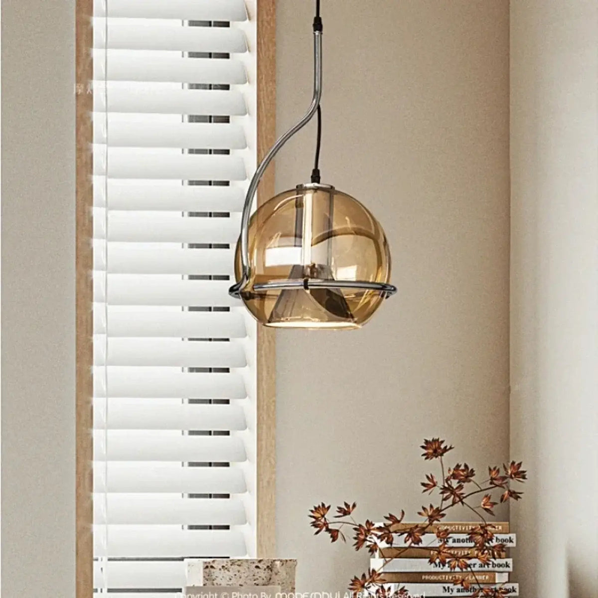 Suspension boule en verre marron avec spot LED argenté