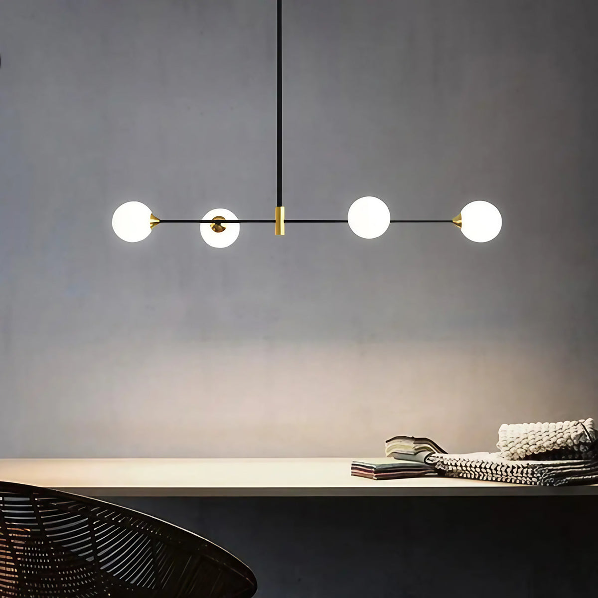 Suspension à boules de verre et structure noire, 3 ou 4 lumières