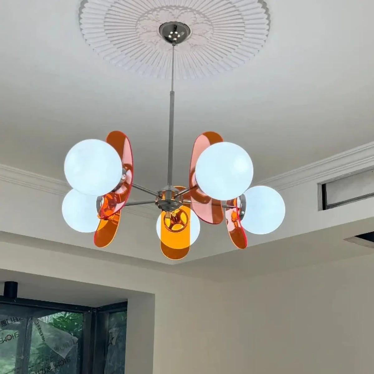 Suspension à globes opalins et panneaux ambrés, quatre tailles