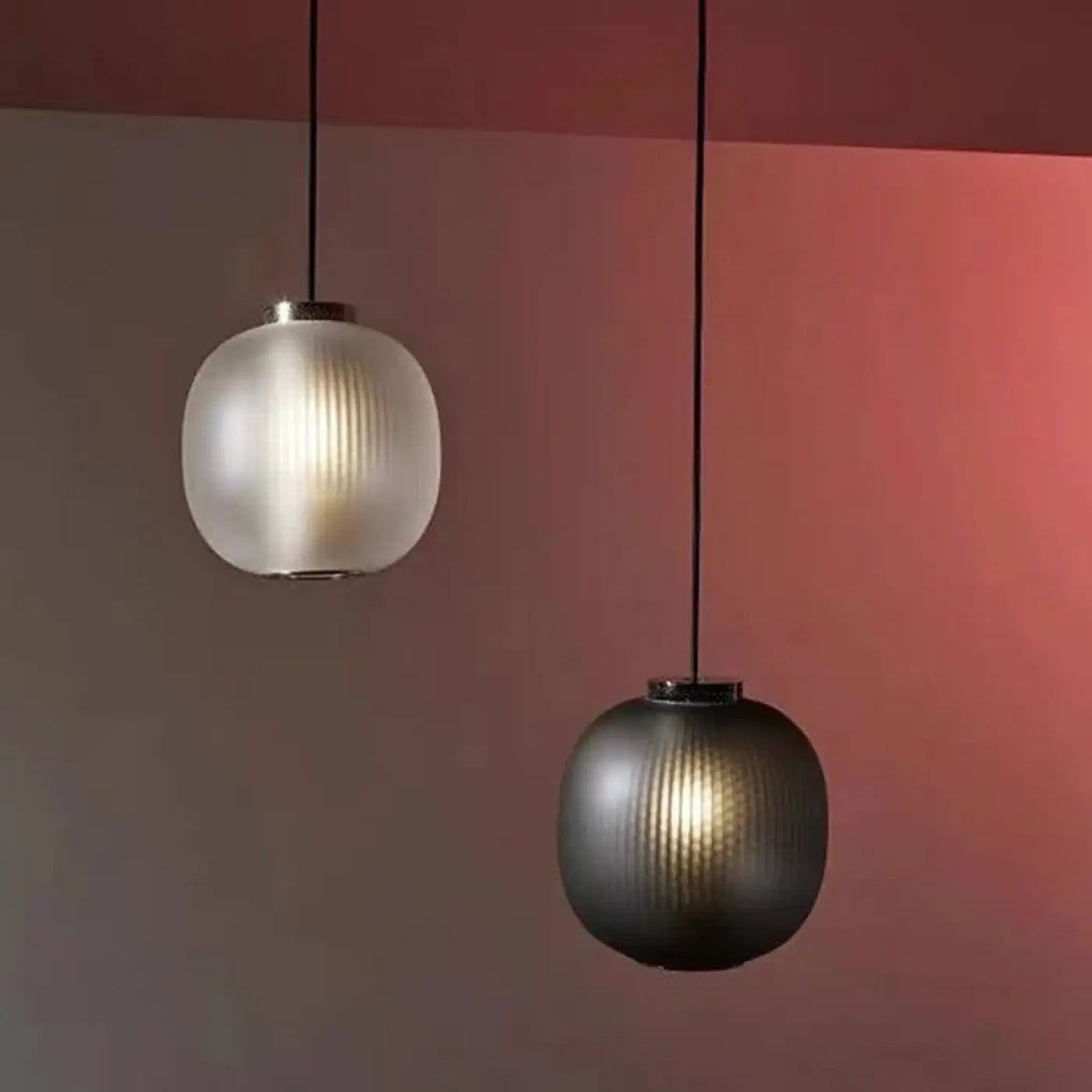 Suspension en verre nervuré à silhouette ronde, noir ou blanc