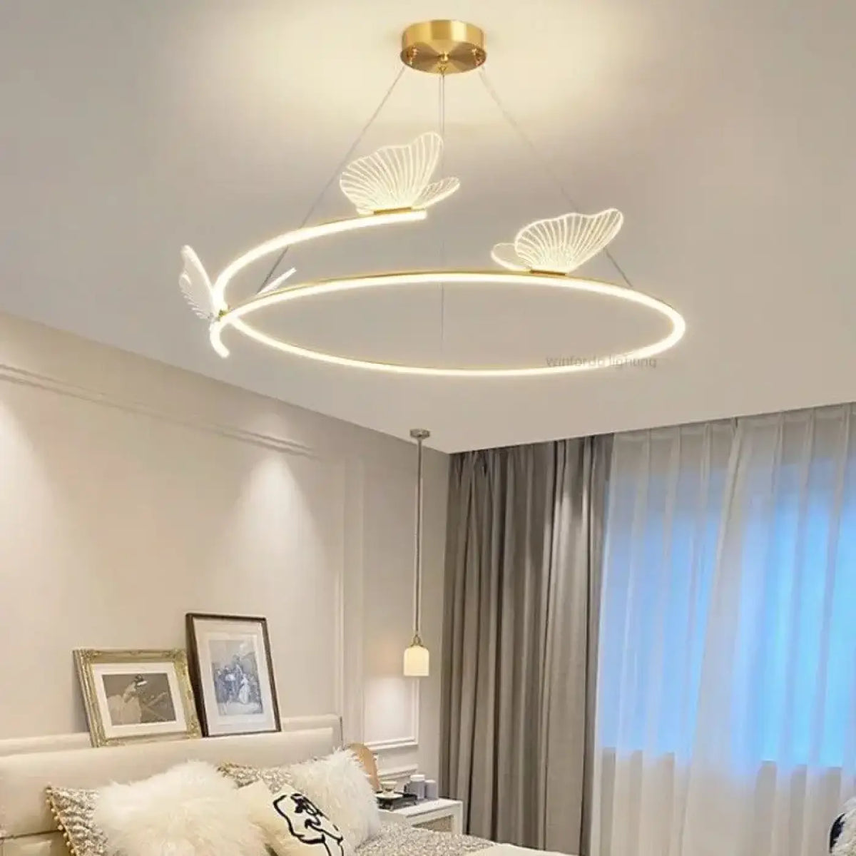 Suspension anneau LED à trois papillons dorés, tailles S, M, L