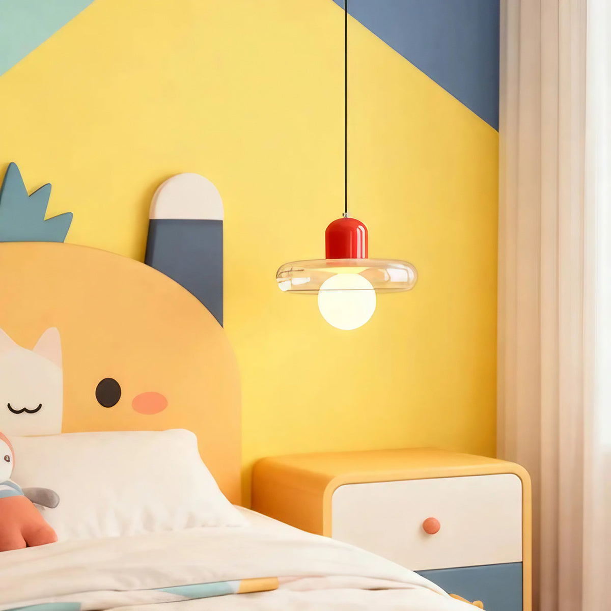 Suspension colorée pour une déco moderne, bleue ou rouge