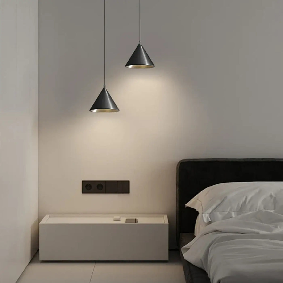 Suspension conique en métal à intérieur doré, noir ou argenté