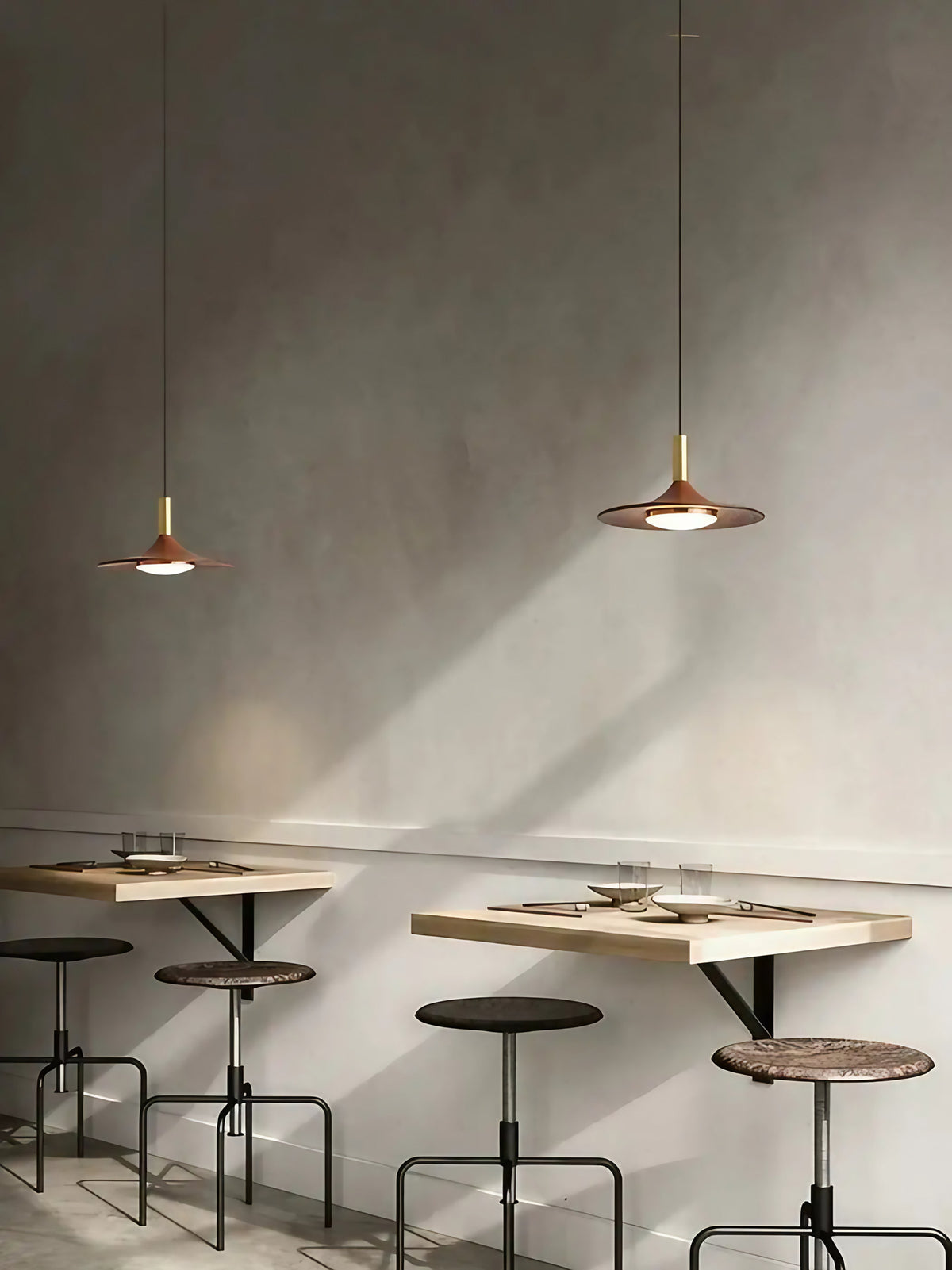 Suspension contemporaine en métal au design élancé
