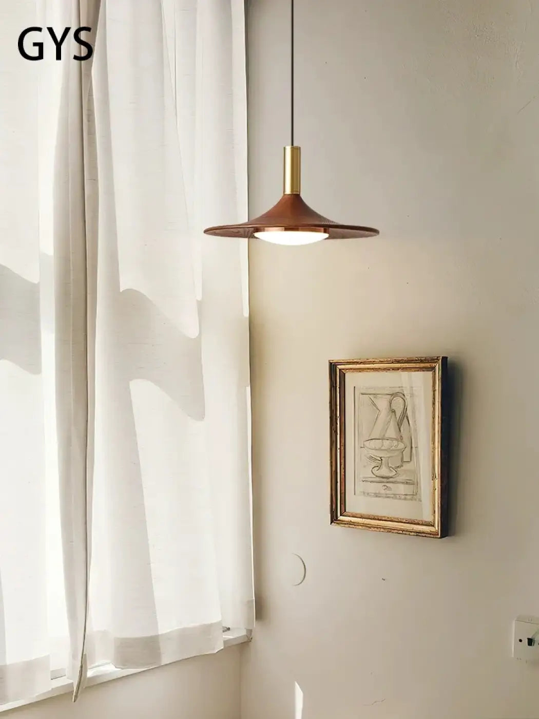 Suspension contemporaine en métal au design élancé