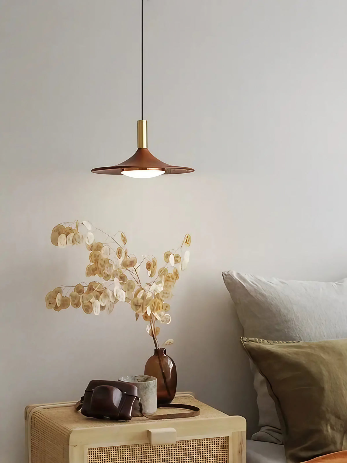 Suspension contemporaine en métal au design élancé