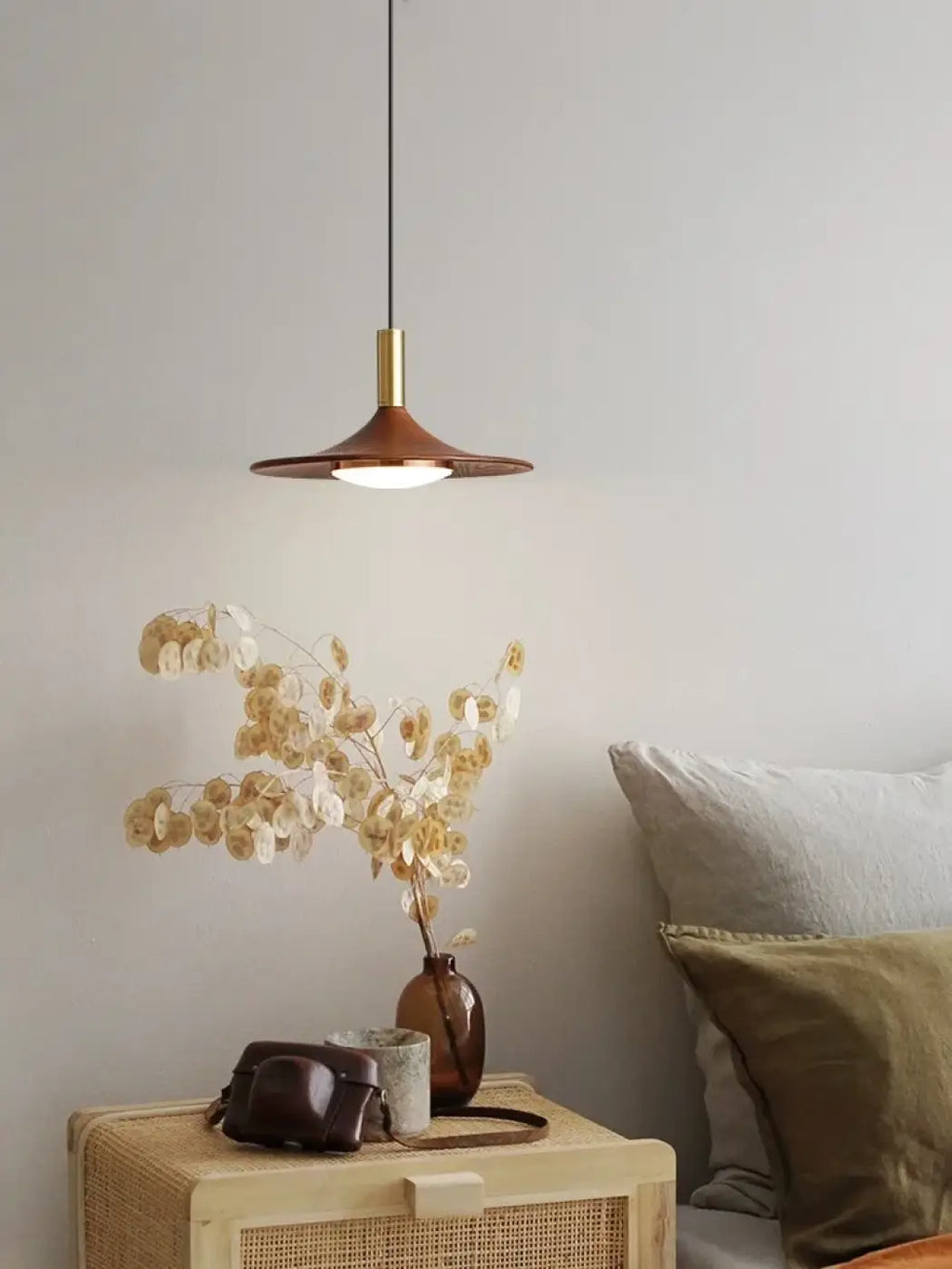 Suspension contemporaine en métal au design élancé