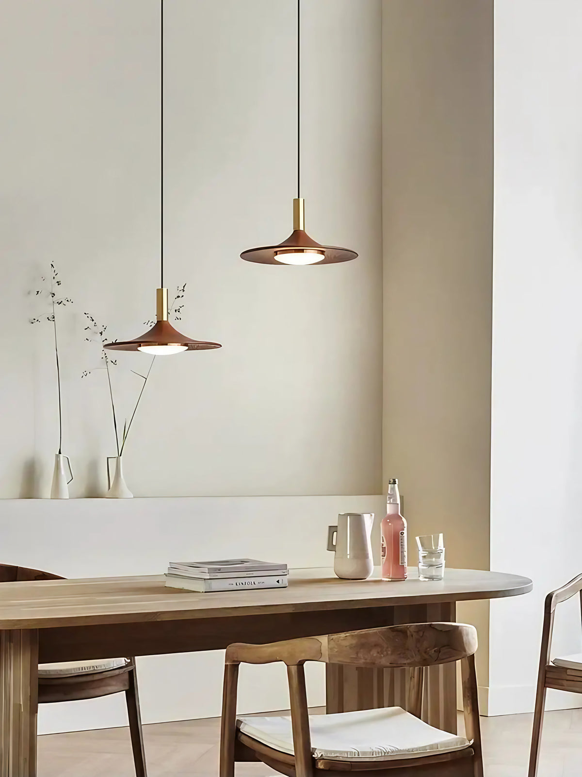 Suspension contemporaine en métal au design élancé