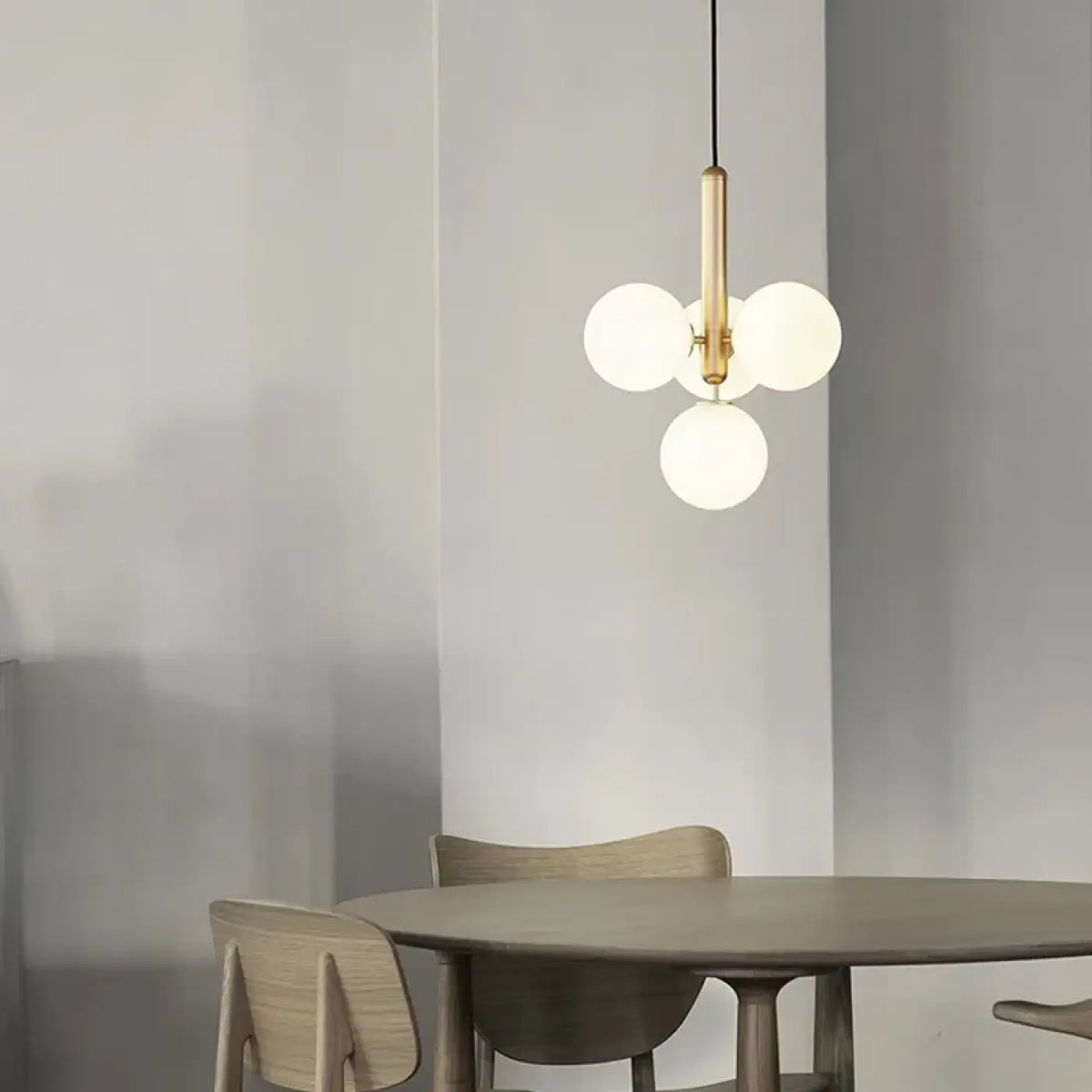 Suspension à globes en verre givré, doré ou noir, trois modèles