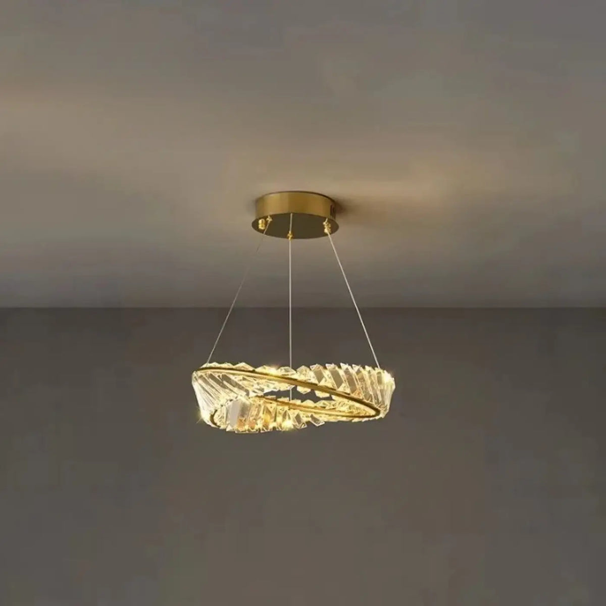 Suspension à anneaux flottants et verre facetté, finition dorée