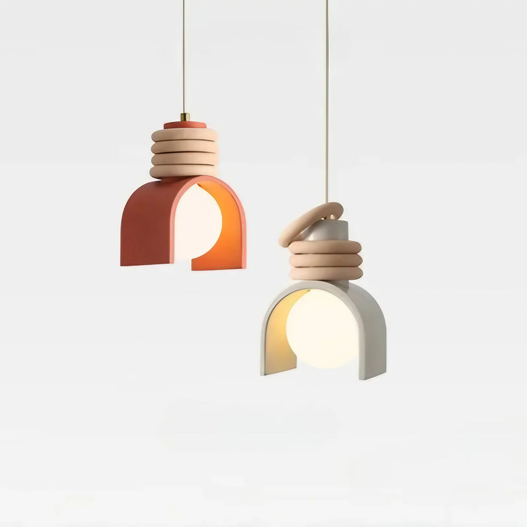 Suspension design en résine et fer, coloris blanc ou orange