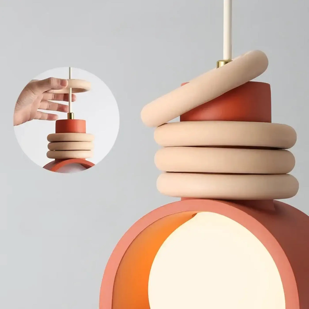 Suspension design en résine et fer, coloris blanc ou orange