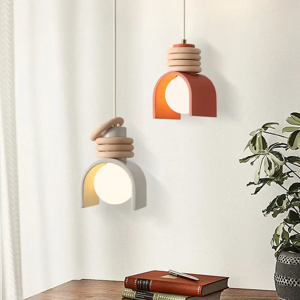Suspension design en résine et fer, coloris blanc ou orange, blanc