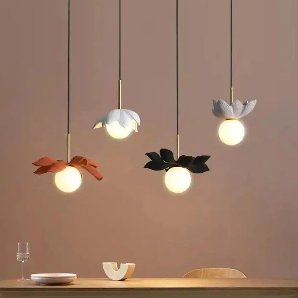 Suspension fleur stylisée et globe opalin, quatre modèles floraux