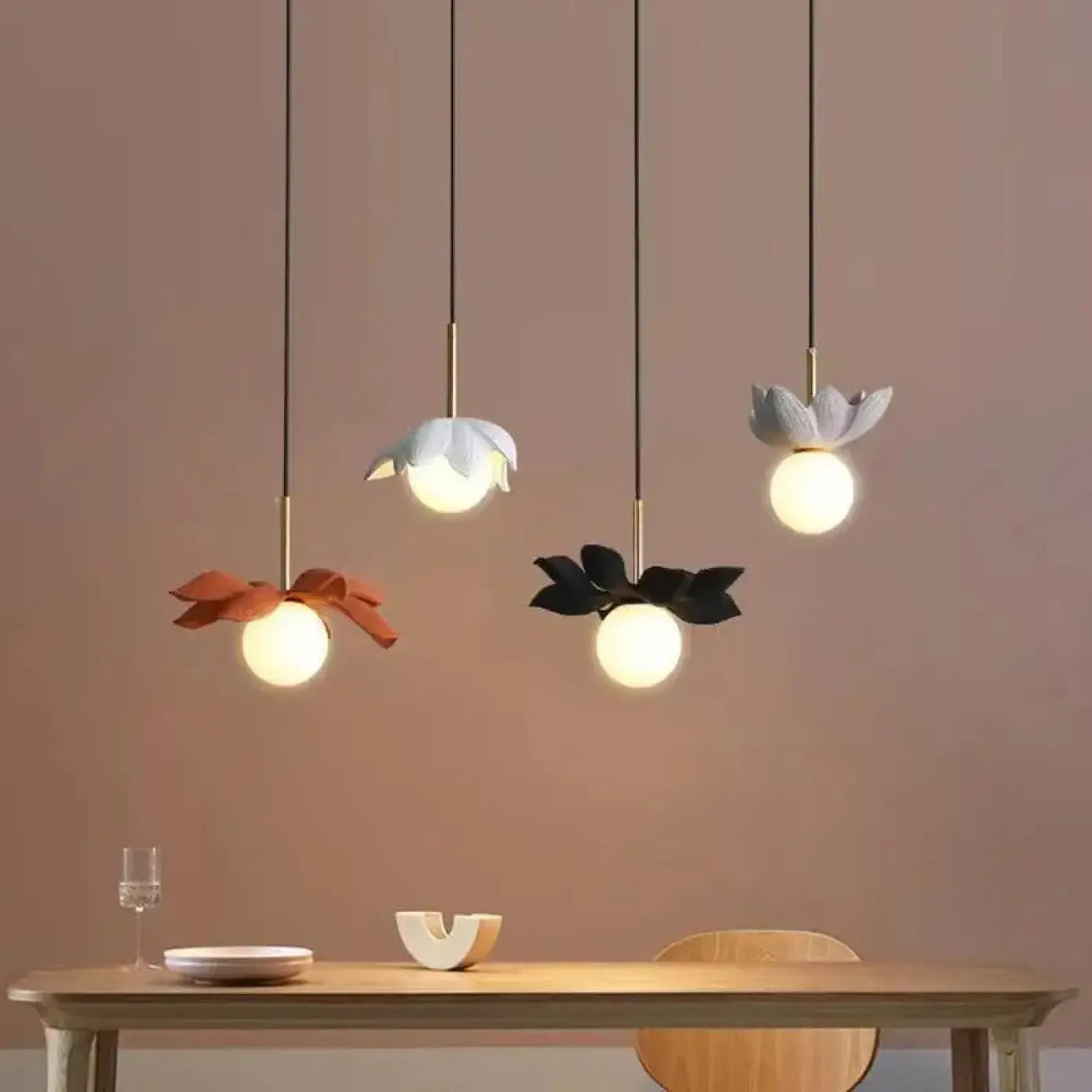 Suspension fleur stylisée et globe opalin, quatre modèles floraux