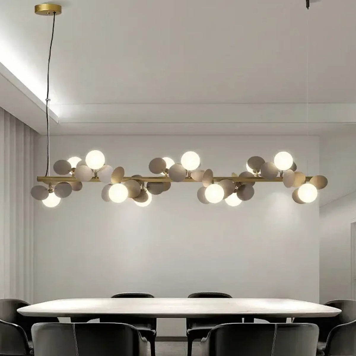 Suspension à globes lumineux et pétales, blanc ou gris