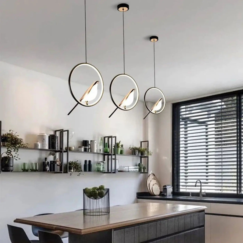 Suspension design oiseau dans un halo lumineux, ronde ou ovale