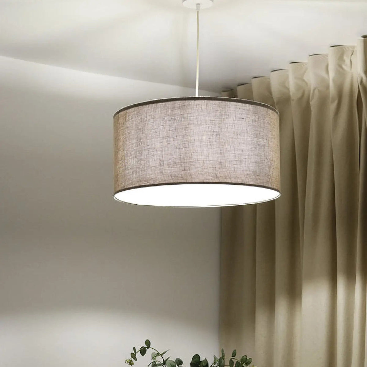 Suspension textile beige, lignes épurées, tailles S, M et L