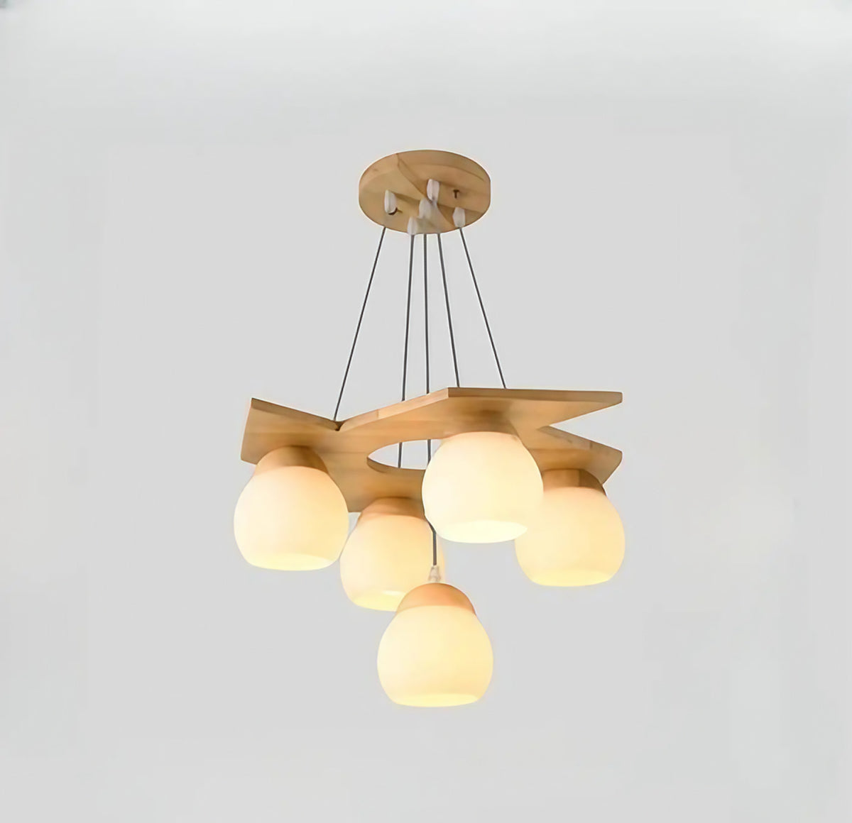 Suspension en bois à globes en verre opalin, beige