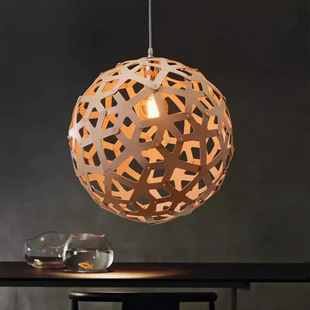 Suspension boule ajourée, jeux d'ombres au plafond