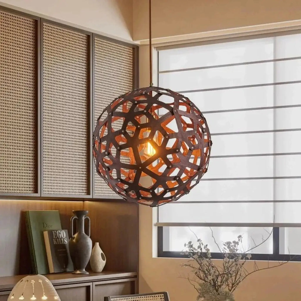 Suspension boule ajourée, jeux d'ombres au plafond