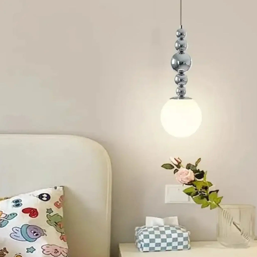 Suspension à sphères chromées et globe en verre opalin