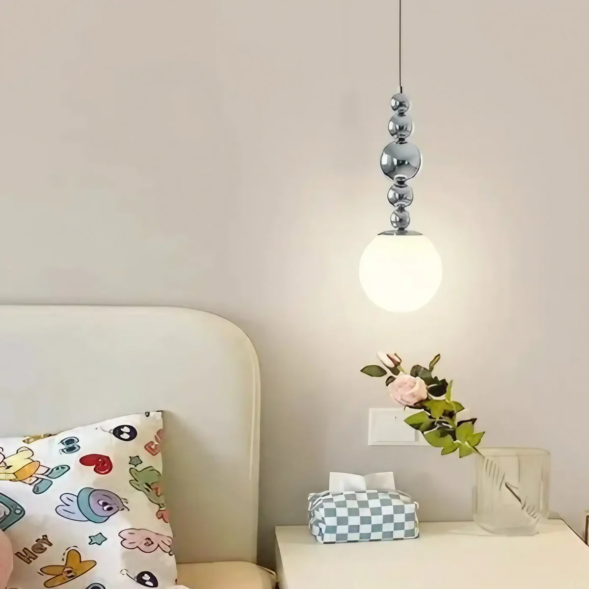 Suspension à sphères chromées et globe en verre opalin