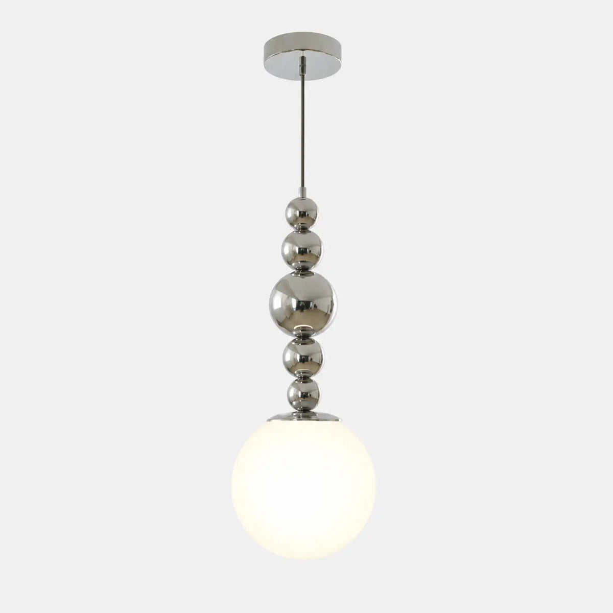 Suspension à sphères chromées et globe en verre opalin, blanc