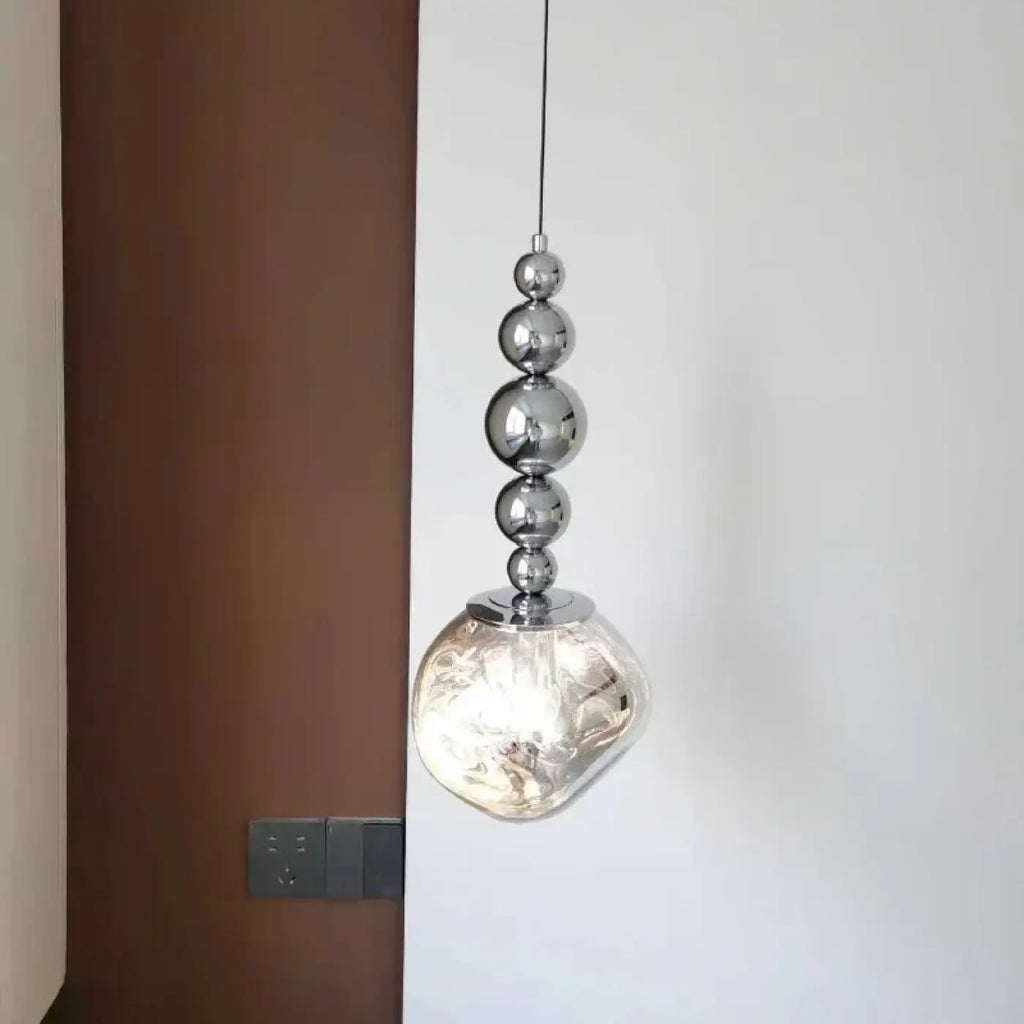 Suspension à sphères chromées et globe en verre opalin