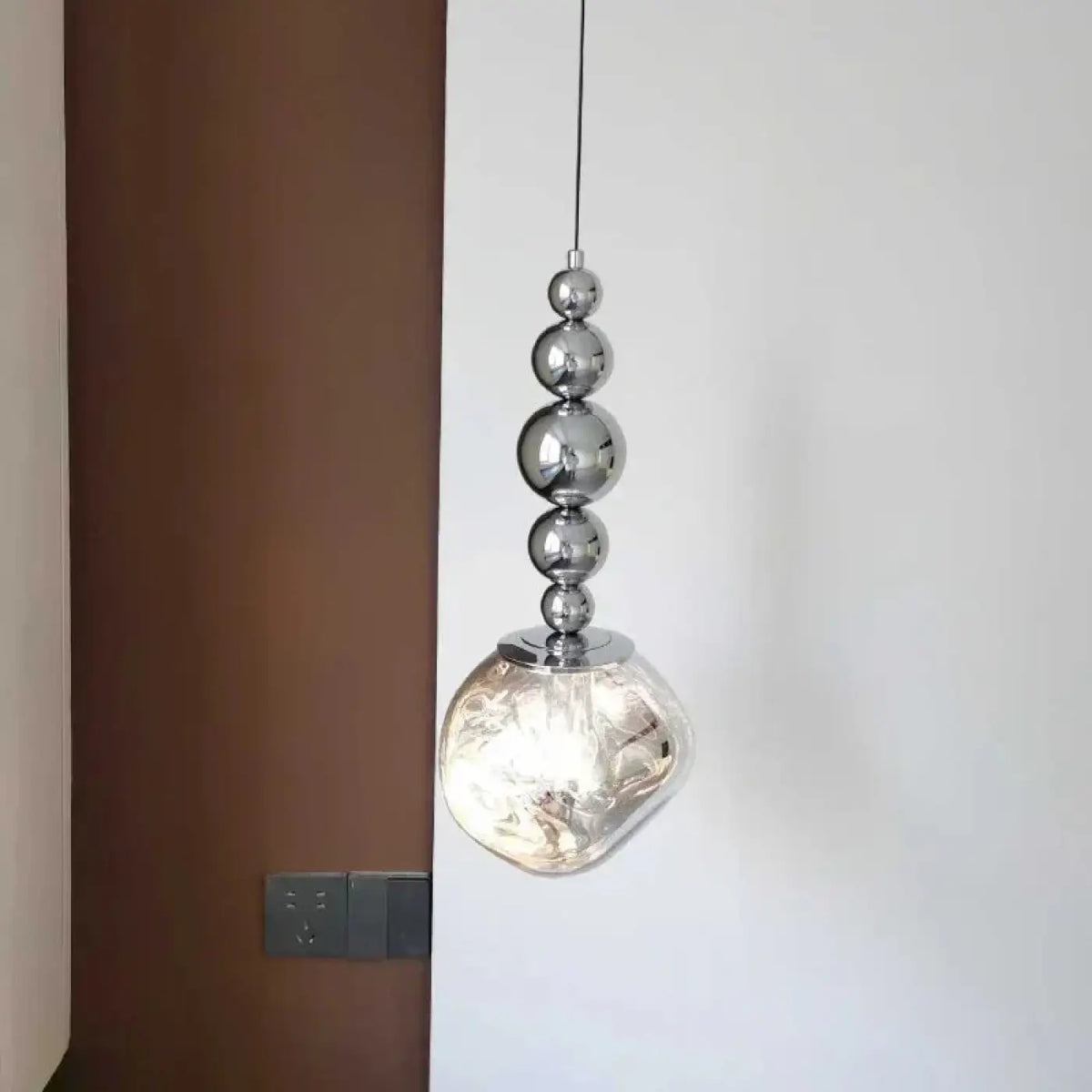 Suspension à sphères chromées et globe en verre opalin