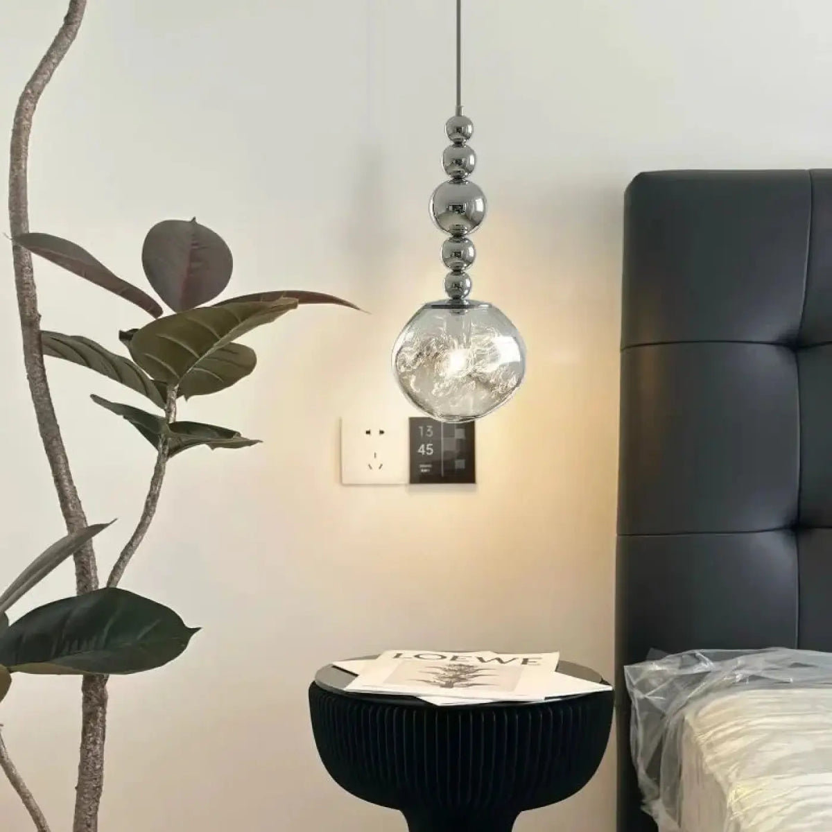 Suspension à sphères chromées et globe en verre opalin