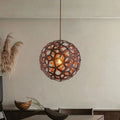 Suspension boule ajourée, jeux d'ombres au plafond